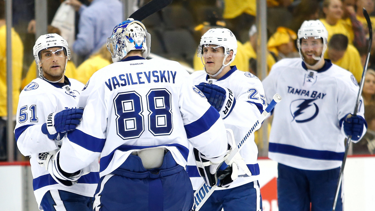 Już tylko jedno zwycięstwo dzieli Tampa Bay Lightning od awansu do wielkiego finału. Błyskawice prowadzą z Pittsburgh Penguins 3-2 w rywalizacji do czterech wygranych w finale Konferencji Wschodniej. Ekipa z Florydy rok temu także grała o Puchar Stanleya, lecz w finałowych pojedynkach okazała się gorsza od Chicago Blackhawks. W meczu numer pięć Bolts pokonali Pingwiny 4:3 po dogrywce, a szczęśliwe okazały się... plecy Tylera Johnsona.