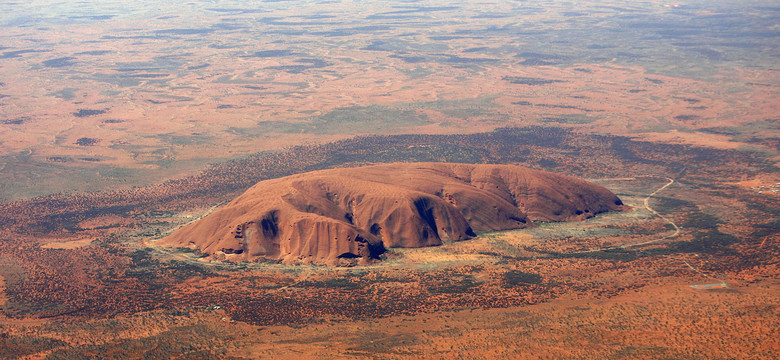 Rekordowe opady w Australii, na skale Uluru powstały wodospady