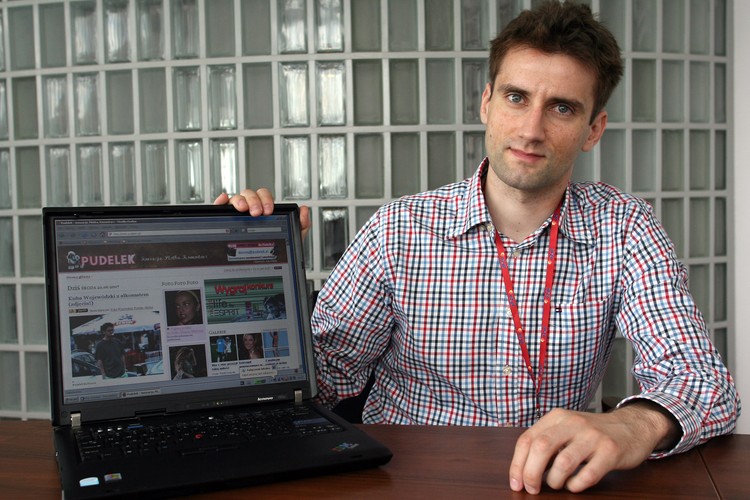 <b>3. Michał Brański,członek zarządu o2</b><br>Jest jedno miejsce, gdzie Michała Brańskiego, członka zarządu o2, spotkać można niemal zawsze. To internet. A dokładnie Facebook, gdzie współzałożyciel piątego co do wielkości portalu o2 spędza masę czasu. Na jego profilu co chwila pojawia się kolejny post – a to nowe przemyślenie, a to link do ciekawego artykułu, w tym także materiałów publikowanych na należących do niego serwisach.<br>Tworzenie nowych serwisów i rozwój już istniejących wciąż sprawia Brańskiemu ogromną frajdę, jakby dopiero rozkręcał ten biznes. A założył go – wraz z dwoma kolegami z SGH Jackiem Świderskim i Krzysztofem Sierotą – blisko 13 lat temu. Ich projekt to maszynka do zarabiania pieniędzy. W ubiegłym roku spółka miała 50,6 mln zł przychodów i 15 mln zysku. Zapracowały na niego takie serwisy, jak o2, plotkarski Pudelek, Wrzuta, Kafeteria oraz poczta internetowa, od której kilkanaście lat temu zaczynali. W tym roku próbowali wejść na warszawską giełdę, by zdobyć pieniądze na przejęcia, ale inwestorzy nie chcieli zapłacić tyle, ile żądali właściciele. Ci ostatni zdecydowali więc, że wstrzymają się ze sprzedażą akcji na giełdzie, aż na rynku nastaną lepsze czasy.<br>W odróżnieniu od innych portali internetowych o2 zawsze wyróżniał się bardziej rozrywkowym charakterem, za co niejednokrotnie właścicieli spotykała krytyka. Brański konsekwentnie jednak prowadzi o2 tą drogą i znany jest z tego, że osobiście dogląda niemal każdego projektu. W branży dał się też poznać jako osoba, która wyraża często kontrowersyjne poglądy i potrafi bronić ich do końca. Niektórzy wytykają mu z tego powodu zbytnią pewność siebie czy wręcz zarozumialstwo.<br>Na tle innych menedżerów polskiej branży internetowej Michał Brański jest ewenementem. Któż inny potrafiłby na swoim facebookowym profilu zamieścić takie życzenia z okazji własnych urodzin: „Michale, mimo że jesteś trochę świnią, łatwo wpadasz w histeryczny ton, mentalnie operujesz w wyimaginowanych światach, przejawiasz skłonność do tyranii i w dyskusji chwytasz się często brzytwy, aby tylko nie poddać (przegranej) sprawy, to kocham Cię, spędziliśmy razem 35 lat, które oceniam na 3+. Życzę Ci jeszcze 70 lat na 4-!”.