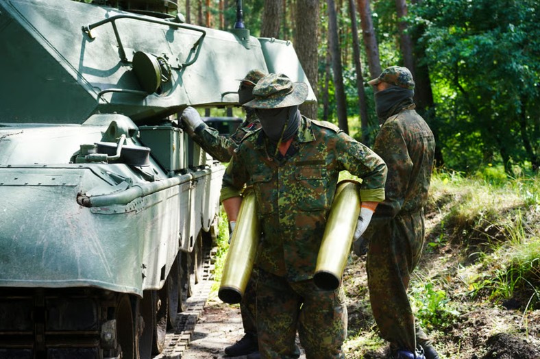 Po ćwiczebnym ostrzale ukraińscy żołnierze czyszczą czołg Leopard 1A5 i wymieniają zużytą amunicję