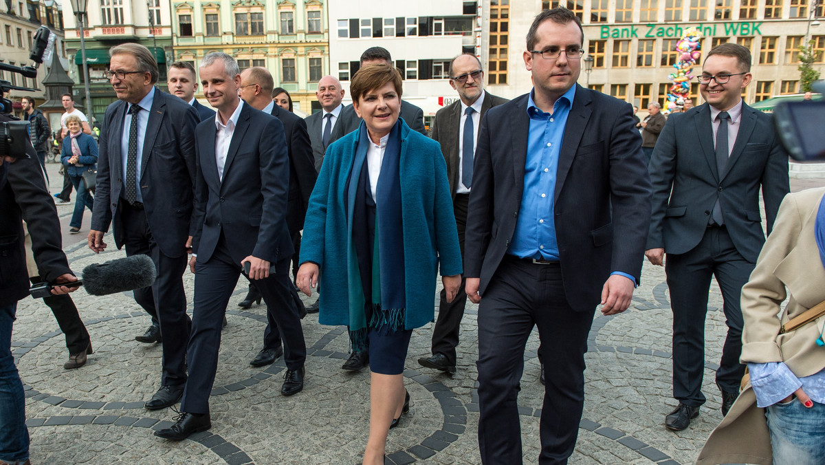 Wiceprezes PiS Beata Szydło podkreśliła w Świdnicy, że program Prawa i Sprawiedliwości daje szansę na rozwój nie tylko dużych miast, ale także małych miejscowości. - Od nas zależy, czy wybierzemy drogę rozwoju, z którego będą mogli korzystać wszyscy obywatele - dodała.