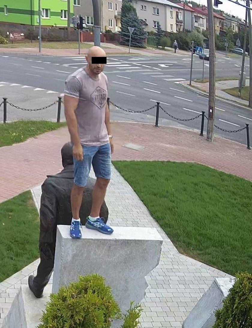 Mężczyzna na pomniku