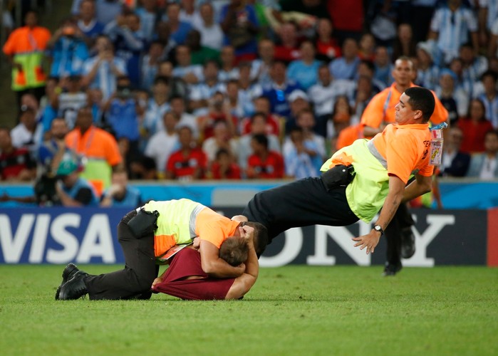 Ochrona unieszkodliwia półnagiego kibica, który wtargnął na murawę w czasie finału mundialu Argentyna - Niemcy