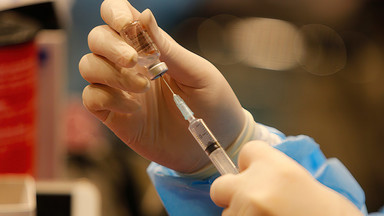 Przymusowe szczepienia dla medyków? "Rząd rozważa różne pomysły" 