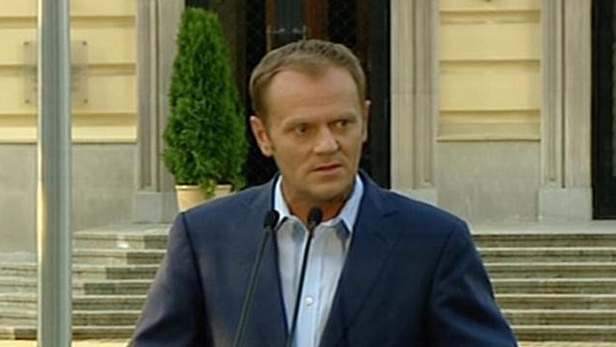 Premier Donald Tusk na specjalnym briefingu mówił o ewakuacji Polaków z Gruzji, oraz o dyplomatycznych działaniach Polski w sprawie konfliktu na Kaukazie. Premier chwalił proces ewakuacji oraz mówił o aktywizowaniu partnerów unijnych Polski w celu doprowadzenia do zawieszenia broni na Kaukazie. Tusk zapytany o ewentualny wyjazd prezydenta do Gruzji, ostrzegł przed pewną "nadpobudliwością".