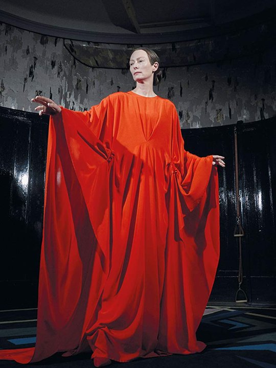 Tilda Swinton jako Madame Blanc, ekscentryczna dyrektor artystyczna szkoły baletowej, w filmie "Suspiria" (2018) w reż. Luki Guadagnino