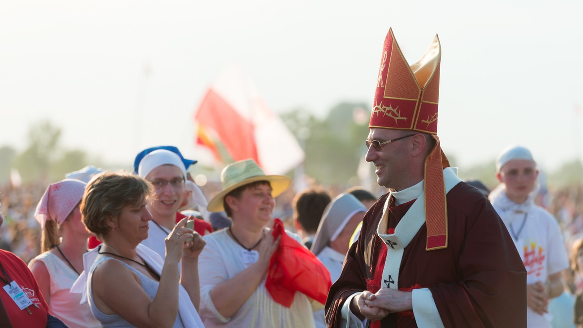 Prymas Polski - podczas uroczystości Święta Dziękczynienia na Wilanowie - zwrócił uwagę na wartości rodziny, które jego zdaniem coraz częściej są spychane na margines. Arcybiskup Wojciech Polak w homilii mszy sprawowanej przed Świątynią Opatrzności Bożej wskazał również na zagrożenia dla tradycyjnej rodziny: między innymi zmiany w przepisach dotyczących związków partnerskich.