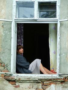 Joanna Brodzik w filmie &quot;Jasne błękitne okna&quot;