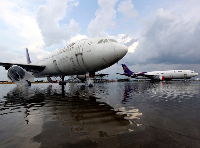 Uwięzione samoloty na lotnisku Don Mueang w Bangkoku