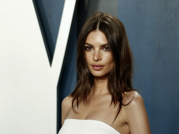 Ciało do zatracenia się... BARDZO rozebrana Emily Ratajkowski na imprezie "Vanity Fair"