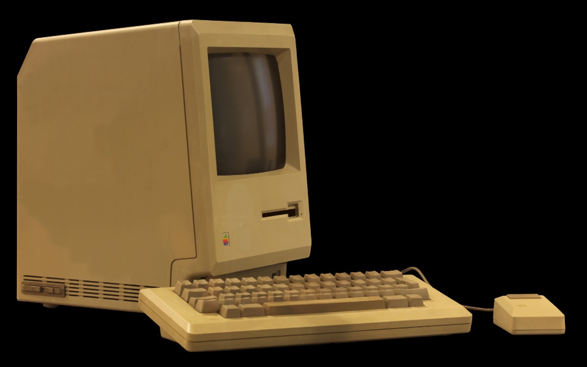 Macintosh 512 (1984) Pierwszy komputer osobisty z serii Macintosh wyposażony został w 9-calowy, 1 bitowy monitor CRT oraz 128 KB pamięci RAM. W dniu premiery za pierwszego Mac klientom przyszło zapłacić 2495 dolarów (nie uwzględniając inflacji). Jeszcze w tym samym roku w sprzedaży pojawił się Macintosh 512, który - jak sama nazwa wskazuje dysponował 512 kilobajtami pamięci RAM.