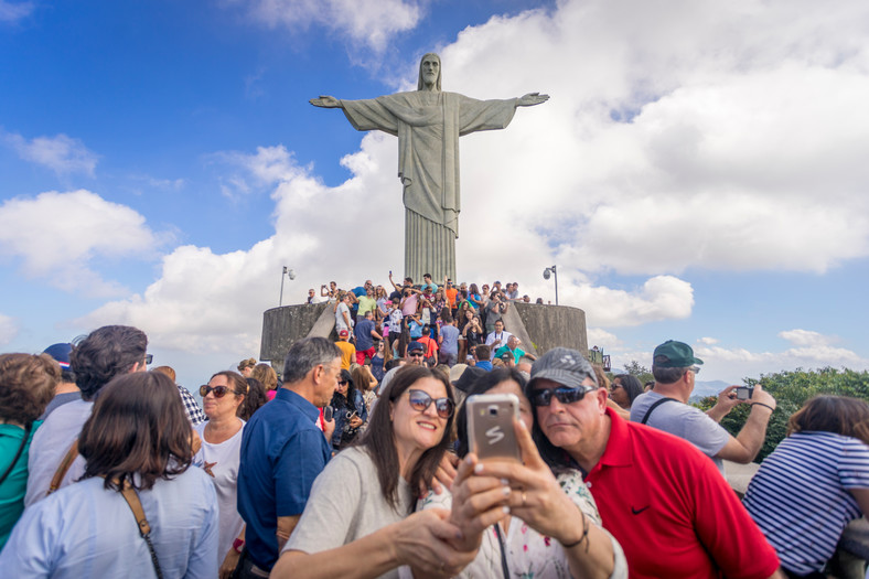 Turyści pod figurą Chrystusa w Rio de Janeiro, Brazylia