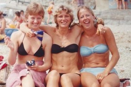 Tri sestre su POČETKOM OSAMDESETIH pozirale na plaži. Više od 40 GODINA KASNIJE odlučile su da PONOVE FOTOGRAFIJU - pogledajte sliku koja je obišla ceo svet