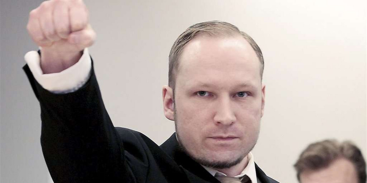 Breivik w sądzie. Delikatny uśmiech, zaciśnięta pięść