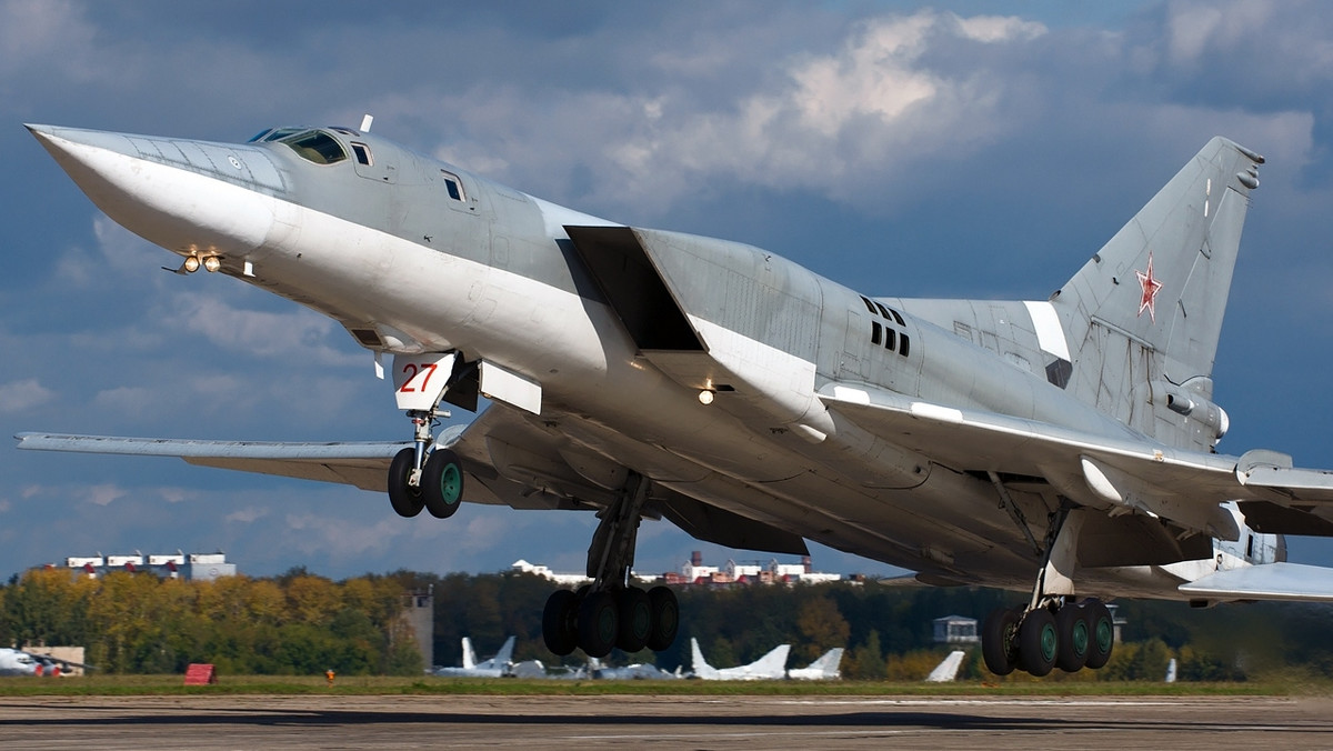 Sześć rosyjskich bombowców Tu-22M3 (oznaczenie zachodnie Backfire) zaatakowało dziś bojowników Państwa Islamskiego w rejonie miasta Abu Kamal w prowincji Dajr az-Zaur we wschodniej Syrii - poinformowało rosyjskie ministerstwo obrony.