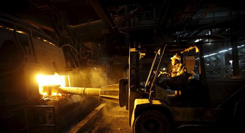 A steelworker places scrap metal inside a furnace at the Libyan Iron and Steel Company (Lisco) in Misrata, Libya May 18, 2015.       REUTERS/Ismail Zitouny