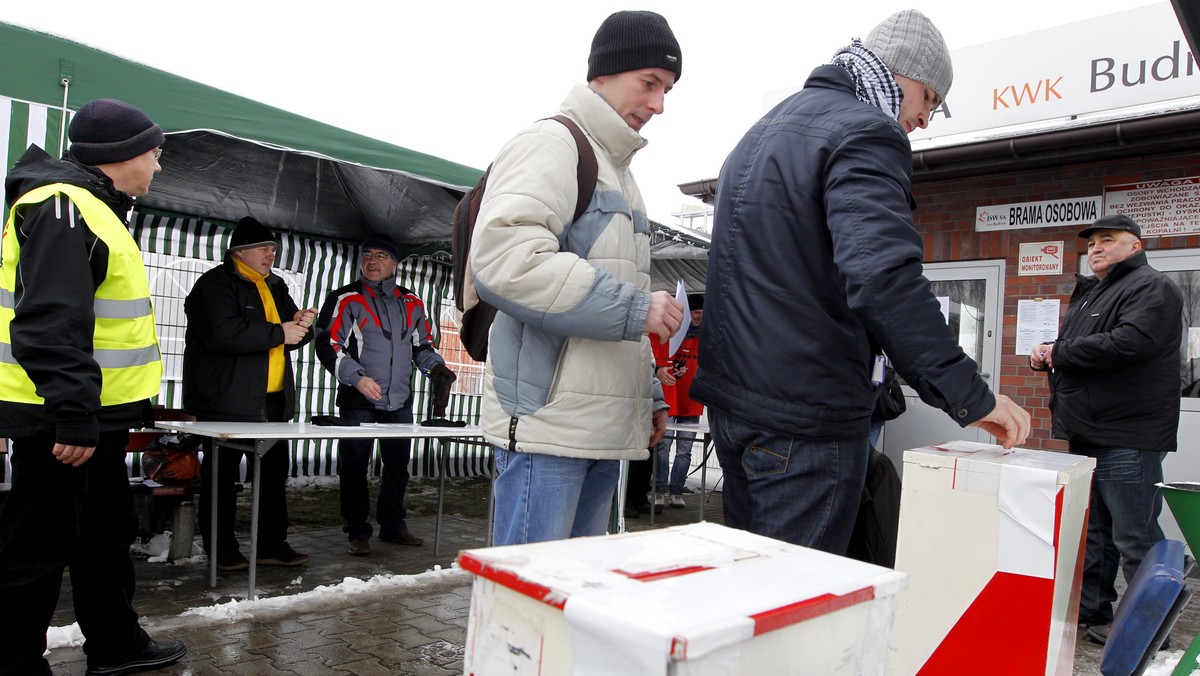 Związkowcy z Jastrzębskiej Spółki Węglowej (JSW) zdecydowali o rozpoczęciu akcji protestacyjno-strajkowej. Decyzję ogłosili, po przeprowadzonym referendum, w którym zdecydowana większość głosujących pracowników poparła taką formę sprzeciwu wobec zarządu.