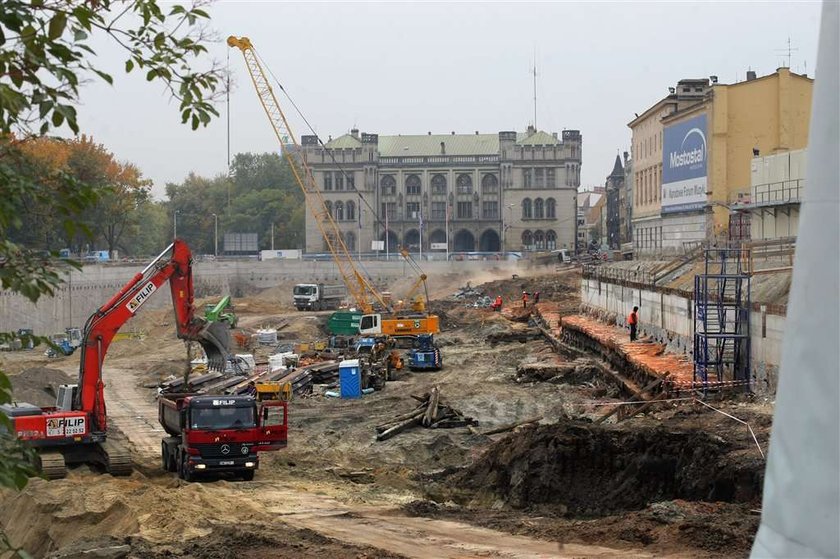 Przez ten mur budowa się opóźni