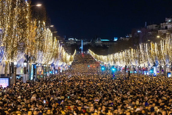 Świętowanie Nowego Roku na Polach Elizejskich w Paryżu, Francja