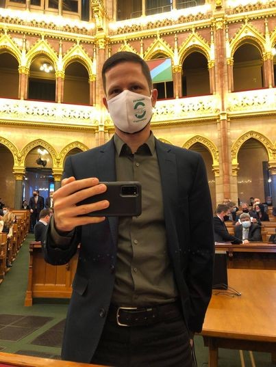 Tordai Bence elő-szeretettel kérdezi a kormánypárti politikusokat a parlamentben, amelyet videóra is vesz /Fotó: Facebook