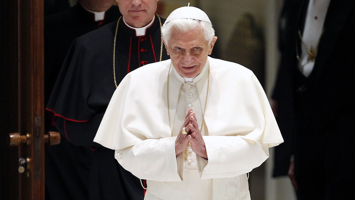 Benedykt XVI powiedział, że imigranci niosą wiarę i nadzieję na świecie. Podczas południowego spotkania z wiernymi w Watykanie papież mówił o obchodzonym w niedzielę przez Kościół Światowym Dniu Migranta i Uchodźcy.