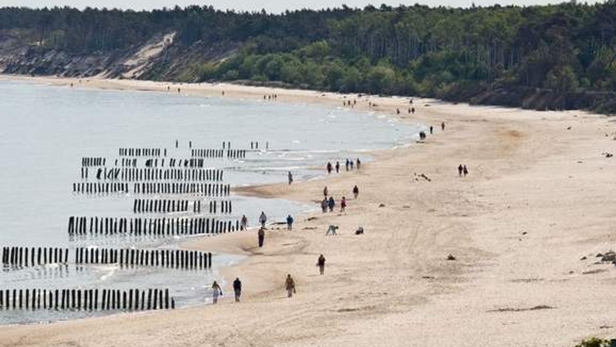 Plażowicze skarżą się, że plaże w tym sezonie są za wąskie i nie są przygotowane dla turystów. - Wszystkie były powiększane, choć mieliśmy mniej pieniędzy niż rok temu - ripostuje Tomasz Bobin z Urzędu Morskiego w Słupsku.