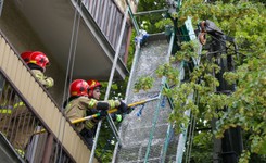 Zerwała się winda podczas naprawy elewacji bloku w Warszawie. Dwie osoby ranne