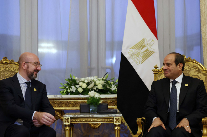 Przewodniczący Rady Europejskiej Charles Michel i prezydent Egiptu Abdel Fattah El-Sisi na szczycie pokojowym w Kairze