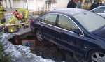 Pod autem w Gdańsku zapadła się ziemia. Samochód zawisł nad dziurą...