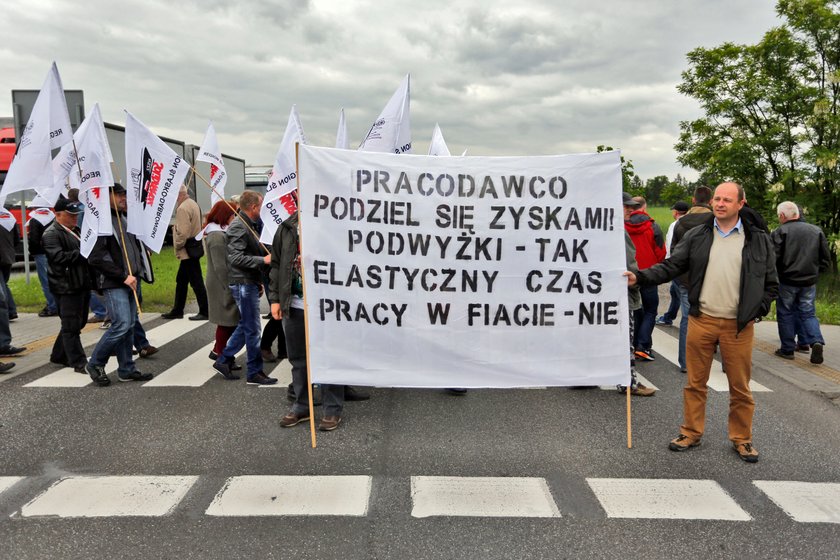 Transparenty protestujących