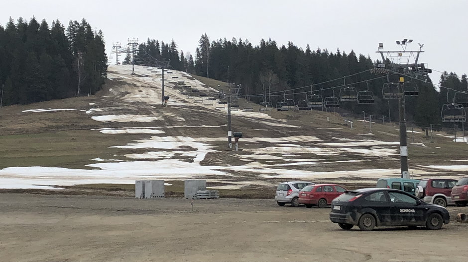 Stok narciarski Czarna Góra Koziniec. W minionych latach 1 marca można tu było jeszcze jeździć na nartach. Teraz ośrodek przegrał walkę z pogodą
