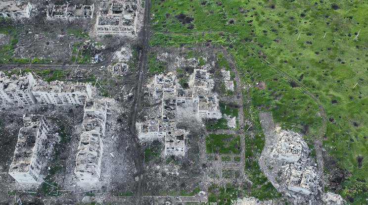 Légi felvétel földig lerombolt lakóépületekről a kelet-ukrajnai Marinkában MTI / AP / Libkos