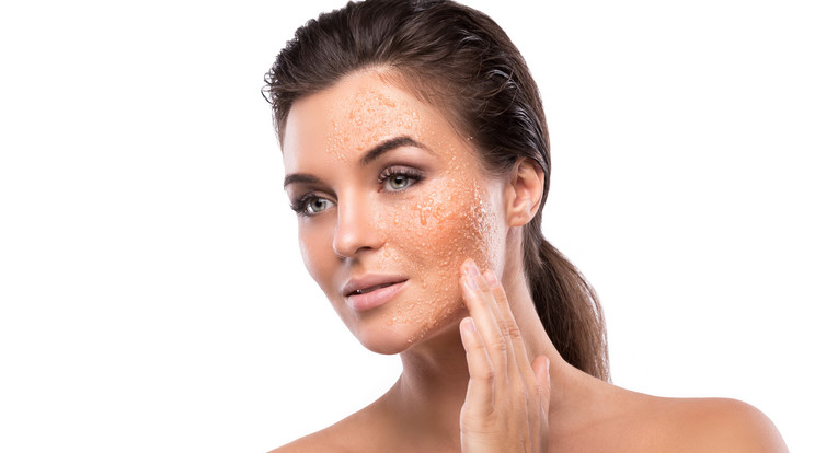 Nyár végén a bőr különleges kíméletet igényel, ezért is ajánlott
apró szemű cukorral radírozni /Fotó: Shutterstock