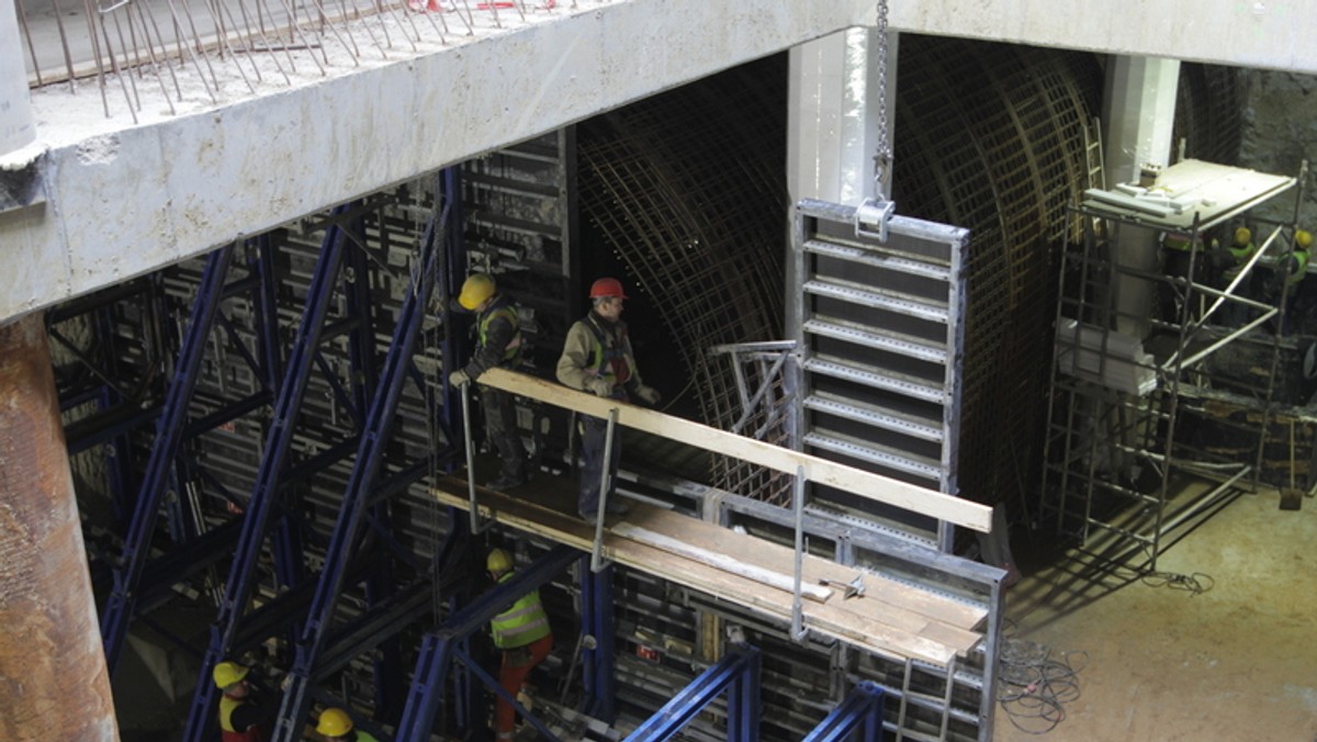 Ma już całą płytę fundamentową i specjalne podłoże w kształcie kołyski, trwa budowa tymczasowego tunelu uszczelniającego. Najgłębsza stacja II linii metra, czyli Nowy Świat - Uniwersytet, przygotowuje się na przyjęcie tarcz drążących. Maszyny wkrótce mają ruszyć z okolic placu Defilad.