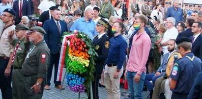 Zniszczono wieniec złożony pod pomnikiem powstańców. Odnaleziono go w... toalecie