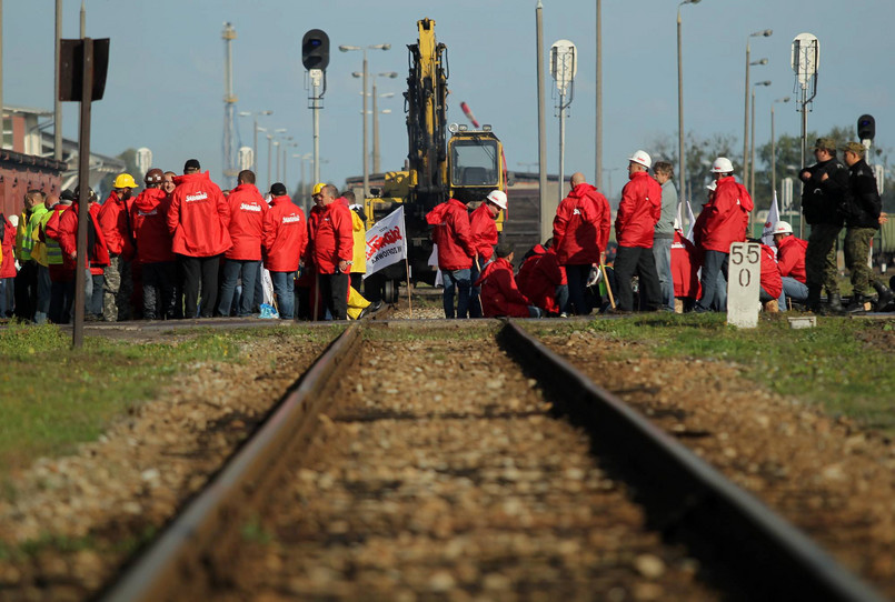Górnicy protestują, 24 nie wyjechało na powierzchnię i rospoczęło strajk w Sosnowcu, a około 200 zablokowało tory na przejściu polsko-rosyjskim w Braniewie. Chcą w ten sposób zwrócić uwagę na pogarszającą się sytuację branży.