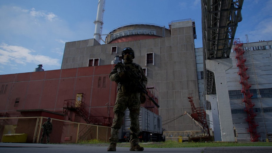 Rosyjski żołnierz na terenie elektrowni atomowej w Enerhodarze