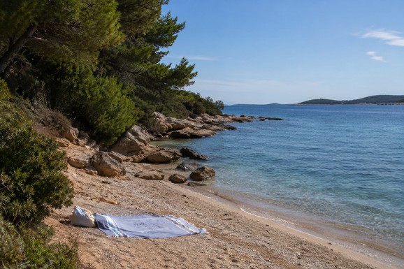 Parkirali se i otišli na plažu pa doživeli šok kad su se vratili! Scena sa Jadrana ostavila ljude u neverici: "Prvi red do mora poprima novo značenje" (FOTO)