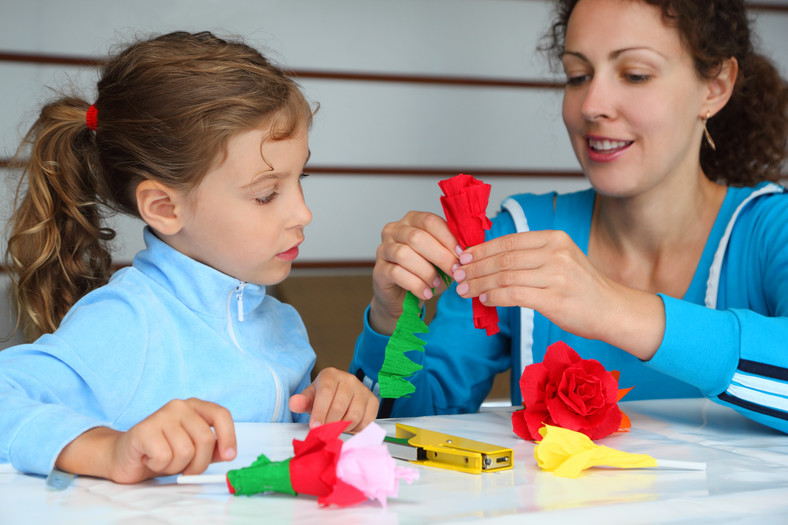 Robienie kwiatków z bibuły to pomysł na kreatywne prace plastyczne dla dzieci