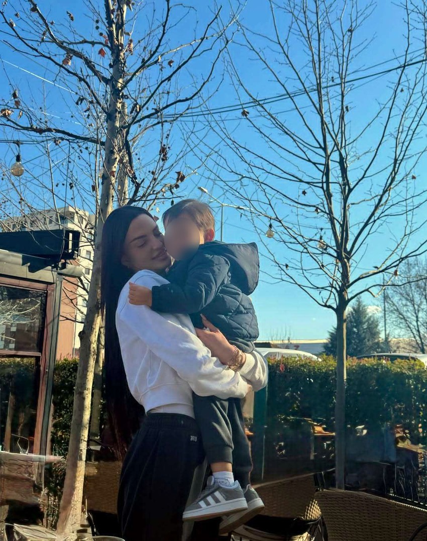 Tara Simov pokazala koliko joj je sin porastao: Drži Nikolaja u naručju i ne skida osmeh sa lica