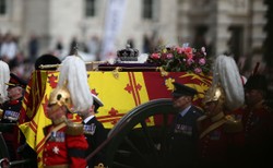 Wieniec na trumnie królowej Elżbiety II. Dobór kwiatów nie jest przypadkowy