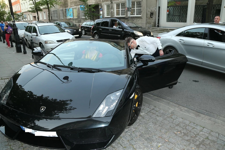 Polskie i zagraniczne gwiazdy pozują z luksusowymi autami. Zobacz, czym jeździ m.in. Kylie Jenner, Drake, Marcelina Zawadzka