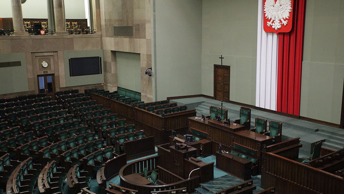 Ewa Kopacz liderem badania wizerunkowego. Nowa premier była postrzegana najlepiej w ośmiu spośród dziesięciu kategorii (w tym m.in. zaufania, lubienia i uczciwości). Prowadzącego do tej pory w zestawieniu Jarosława Kaczyńskiego oceniano najlepiej pod względem patriotyzmu – wynika z badania wizerunkowego przeprowadzonego przez dr hab. Norberta Maliszewskiego, realizowanego przez panel Ariadna dla www.tajnikipolityki.pl. Zmiana w zestawieniu może oznaczać, że strategia przyjęta przez PiS nie przynosi zamierzonych skutków.