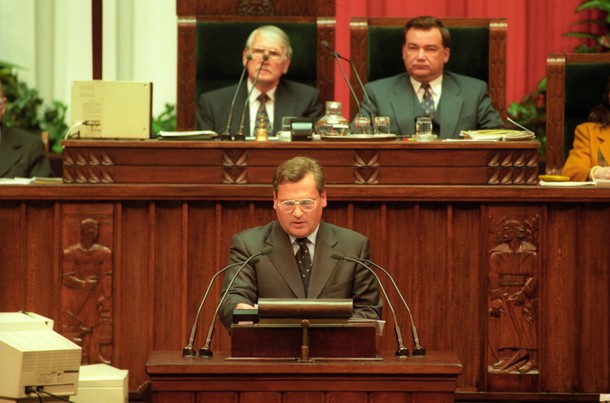 Warszawa 02.04.1997. Posiedzenie Zgromadzenia Narodowego, które debatowało nad poprawkami zgłoszonymi przez prezydenta RP Aleksandra Kwaśniewskiego, d