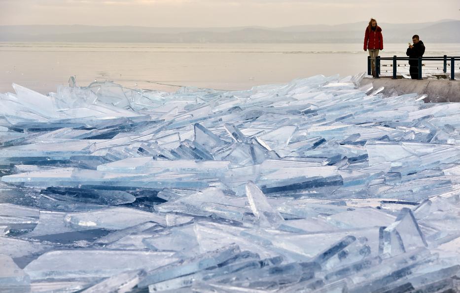 A szélvihar szétzúzhatja a Balaton jegét / Fotó: MTI - Máthé Zoltán