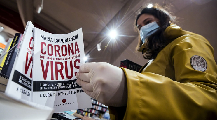 Védőmaszkos és -kesztyűs vásárló egy római könyvesboltban 2020. április 20-án. / Fotó: MTI/EPA/ANSA/Angelo Carconi