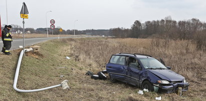 Kompletnie pijany skasował auto. Zasnął w środku!