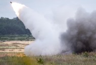 Ćwiczenia z wykorzystaniem wyrzutni HIMARS w ośrodku poligonowym Centrum Szkolenia Artylerii i Uzbrojenia w Kijewie,