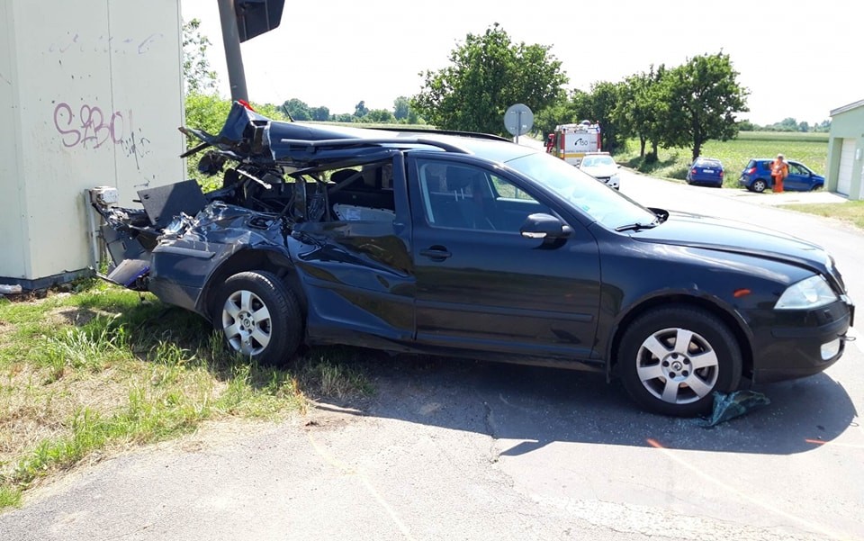 Nehoda osobného auta s vlakom si vyžiadala jedno zranenie.