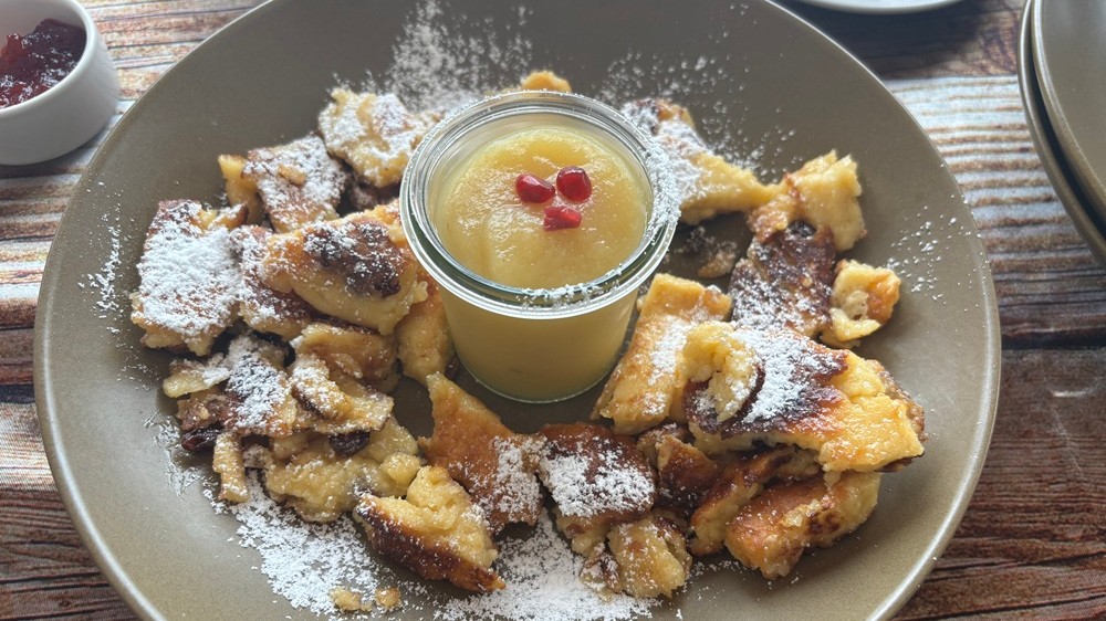 Nadýchaný, jemný a dokonale voňavý cisársky trhanec (Kaiserschmarrn), ktorý chutí ako z alpskej chaty. A hotový je za pár minút.